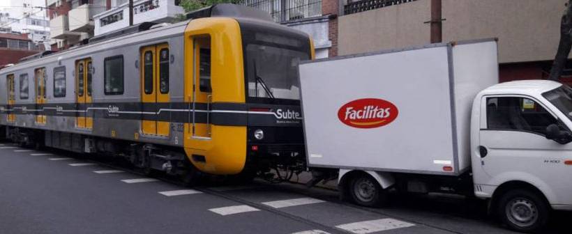 vagones de subterraneo chocan a vehiculos estacionados