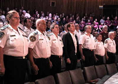 Homenaje a bomberos y policias