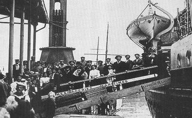 inmigrantes bajando del barco en el Puerto de Buenos Aires