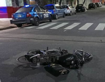 delincuentes chocan motociclista en Boedo