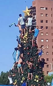 Trepados al arbol de navidad