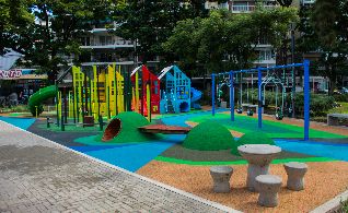 Patios de juegos en plazas