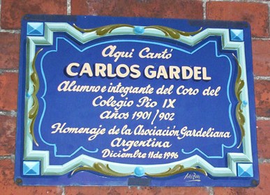 Carlos Gardel canto aqui