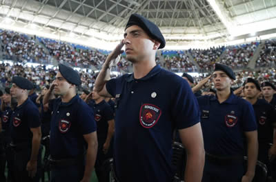Juran nuevos policias y bomberos