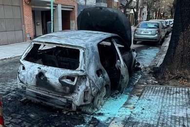 Auto incendiado