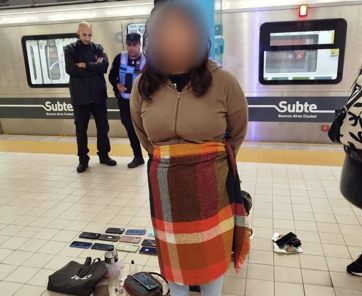 Ladrones de celulares en el subte